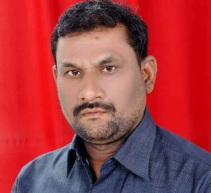 जिल्ह्यातील तीन रासायनिक खत विक्रेता केंद्राचे परवाने निलंबित, कठोर कारवाई करा - निवृत्ती सांगवे