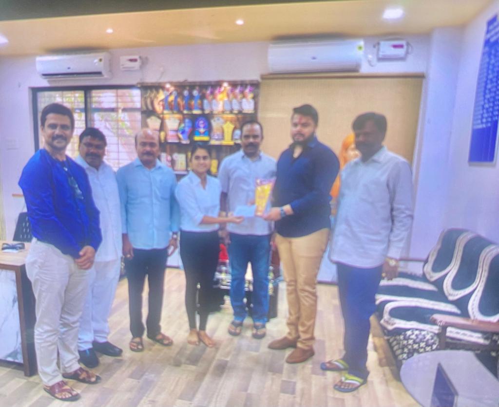 विद्यापीठ खेळाडू ऐश्वर्या कौटकर, दिव्या ठाकूर यांचा सत्कार