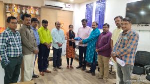 दयानंद कलाच्या डॉ.जगदाळे यांनी घेतले कोरोनामुळे अनाथ झालेल्या विद्यार्थिनीचे पालकत्व