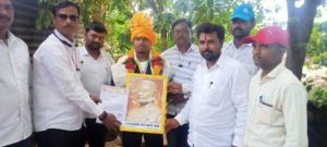 भारताला सापडला कोहिनूर गावात हिरा - उमेश जमादार यांचा जंगी सत्कार