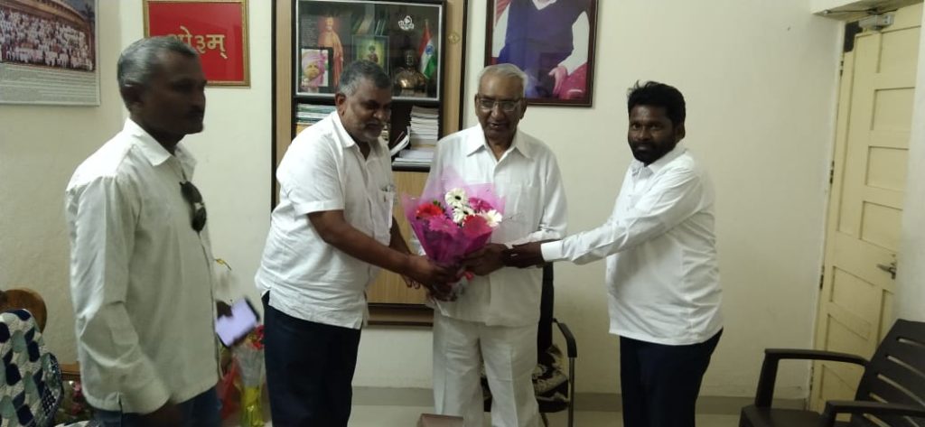 माजी.खा.डाॅ.जनार्दन वाघमारे सरांना राजर्षी शाहू पुरस्कार मिळाल्याबद्दल भरत चामले यांनी केले अभिनंदन