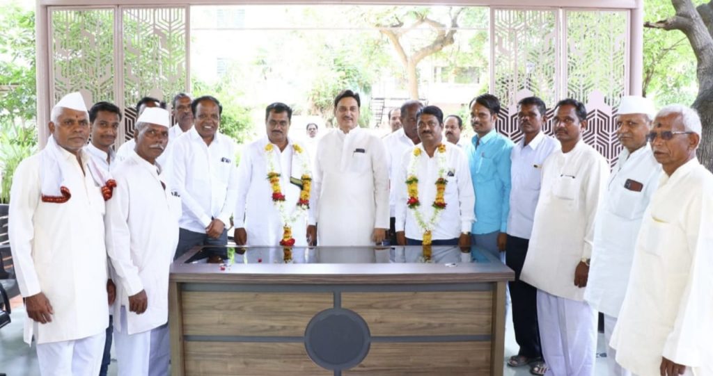 गाधवड सोसायटी बिनविरोध निवडून आल्याबद्दल माजी मंत्री दिलीपराव देशमुख यांच्या हस्ते सत्कार