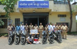 महामार्गावर जबरी चोरी करणाऱ्या दोन अट्टल गुन्हेगारांना अटक लातूर व पुणे जिल्ह्यातील एकूण आठ गुन्हे उघडकीस.6 मोटरसायकलीसह 02 लाख 28 हजार रुपयाचा मुद्देमाल हस्तगत पोलीस ठाणे लातूर ग्रामीणची कारवाई