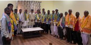 माजी मंत्री विनायकराव पाटील यांच्या हस्ते कुमठा (बु), व हासरणी, टेंभुर्णीच्या नुतन सोसायटी संचालकाचा सत्कार संपन्न