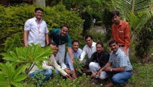 अहमदपूरच्या फुले महाविद्यालयात एन. एस. एस. च्या वतीने वृक्षारोपण