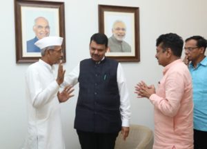 नुतन उपमुख्यमंत्री देवेंद्रजी फडणवीस यांचा माजी मंत्री विनायकराव पाटील व माजी आ. बब्रुवान खंदाडे यांनी केला सत्कार