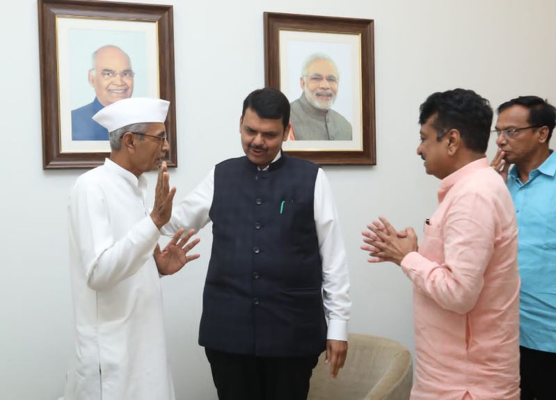 नुतन उपमुख्यमंत्री देवेंद्रजी फडणवीस यांचा माजी मंत्री विनायकराव पाटील व माजी आ. बब्रुवान खंदाडे यांनी केला सत्कार