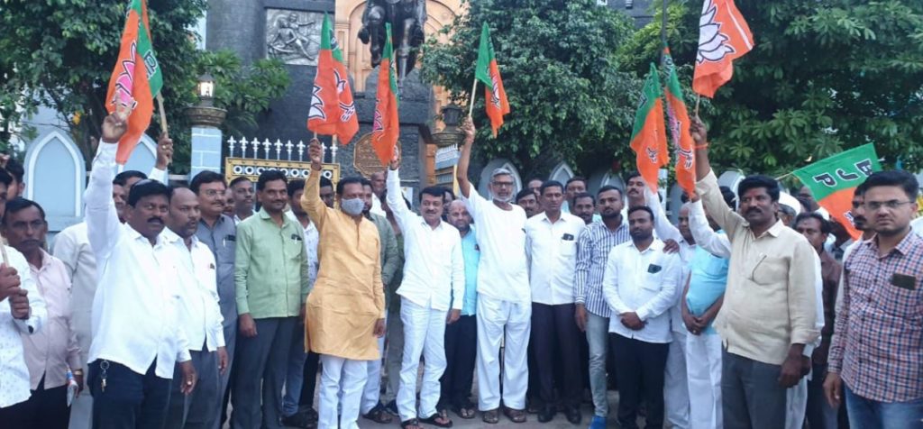 ओबीसी आरक्षण मिळाल्याने अहमदपूरात भारतीय जनता पक्षाच्या वतीने जल्लोष