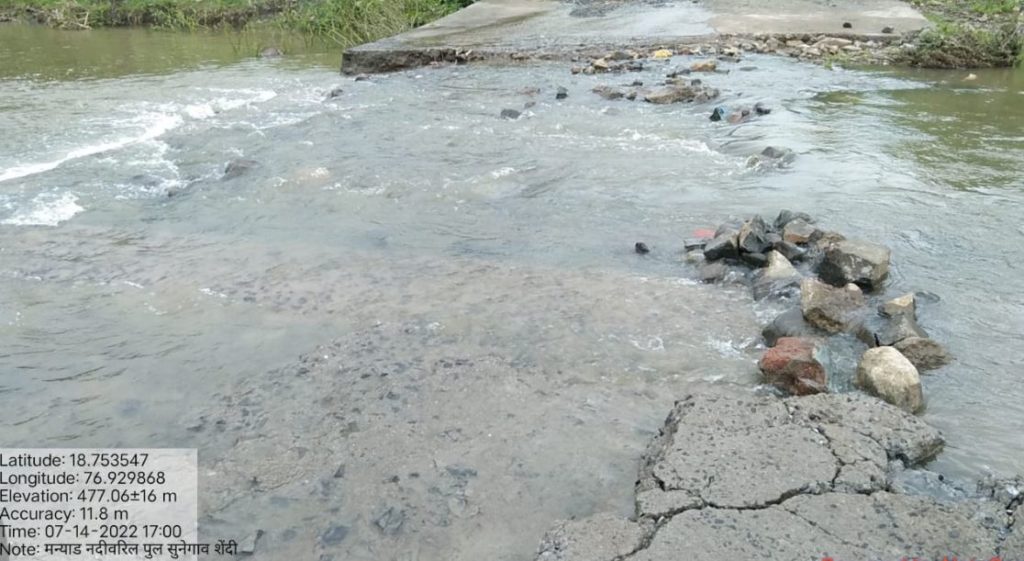 सुनेगाव (शेंद्री) येथील रस्ता व मन्याड नदीवरील पूल पावसाच्या पाण्यात गेला वाहून