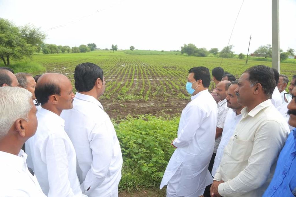 अतिवृष्टीने नुकसान झालेल्या सोयाबीन पिकांची माजी मंत्री आ.अमित देशमुख यांनी केली पाहणी