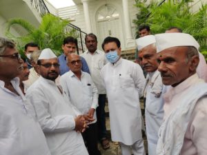 महापूर सोसायटीच्या नूतन पदाधिकाऱ्यांनी घेतली माजी मंत्री अमित देशमुख यांची भेट