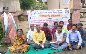 गाळेधारकांचे दुसरे धरणे आंदोलन संपन्न.धर्मादारी कुत्रा आडवे,अशी गाळेधारकांची स्थिती !!