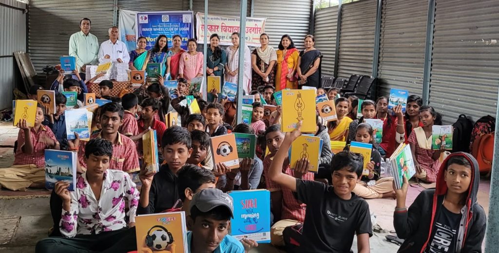 इनरव्हील क्लब उदगीर तर्फे गुरुपौर्णिमेच्या निमित्त विद्यार्थ्यांसाठी मोफत शालेय वस्तूंचे वाटप