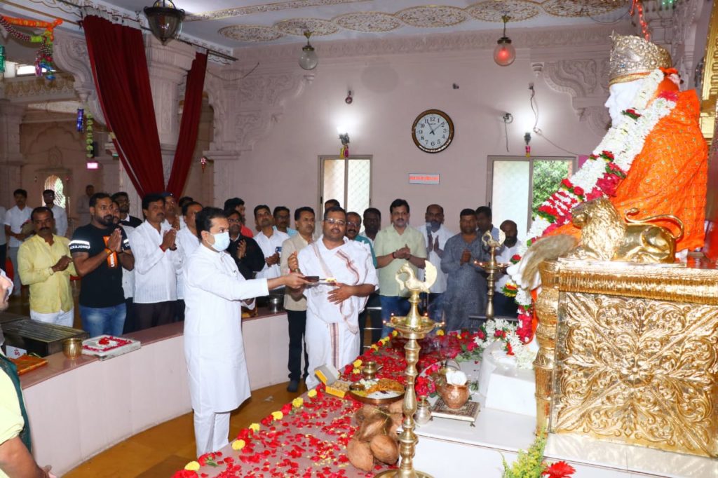 माजी मंत्री अमित देशमुख यांनी गुरुपौर्णिमेनिमित्त साईबाबा मंदिर येथे केली आरती