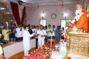 माजी मंत्री अमित देशमुख यांनी गुरुपौर्णिमेनिमित्त साईबाबा मंदिर येथे केली आरती