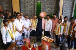 माजी गृहराज्यमंञी मा.आ. संजयभाऊ बनसोडे साहेब यांच्या हस्ते श्रीकांत पाटील यांच्या निवासस्थानी कार्यकर्त्यांचा पक्ष प्रवेश