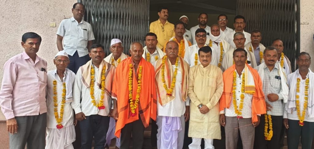 बिनविरोध निवड झालेल्या किनीकदू सेवा सहकारी सोसायटीच्या संचालकाचा माजी मंत्री विनायकराव पाटील यांच्या हस्ते सत्कार