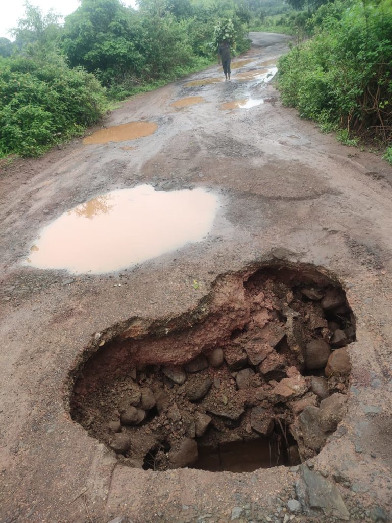 अखेर पुन्हा एकदा कोराळी गावाचा संपर्क तुटला