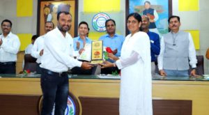 जिल्हा परिषद लातुर कडुन मुख्याध्यापक संतोष पिट्टलवाड यांना उत्कृष्ट मुख्याध्यापक म्हणुन सन्मानीत