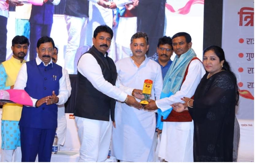 गोविंद गिरी यांना गौरव कर्तुत्वाचा पुरस्कार प्रदान