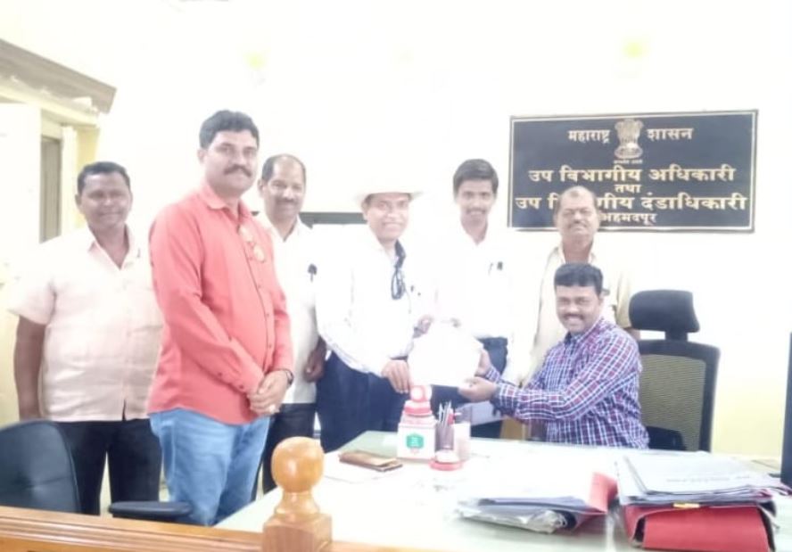 हुतात्मा स्तंभावरील एक स्तंभ गायब व स्वातंत्र्यसैनिकांची नावे मागच्या बाजूला लावून अवमान केल्याबाबत उपविभागीय अधिकारी यांना निवेदन