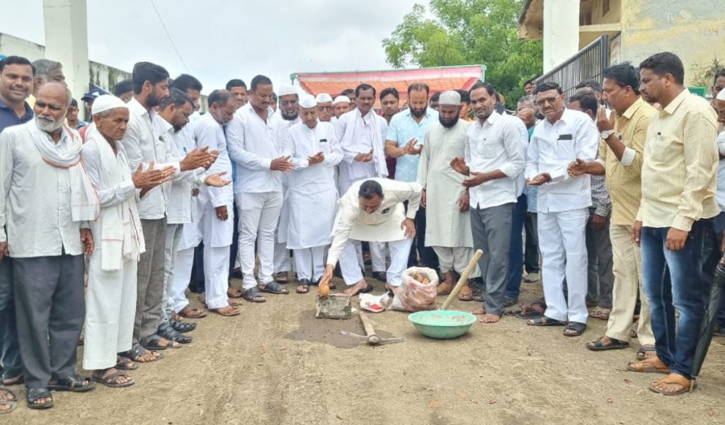 १० लक्ष रुपयांच्या सिमेंट रस्ता कामाचे आमदार बाबासाहेब पाटील यांच्या हस्ते उद्धाटन