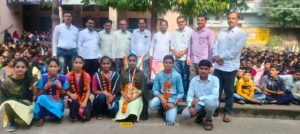 यशवंत विद्यालयात महामानवांना अभिवादन