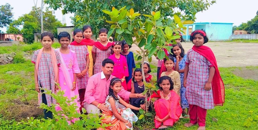 वृक्ष रक्षाबंधन: विद्यार्थ्यांनी झाडांना राख्या बांधून दिला पर्यावरण रक्षणाचा संदेश