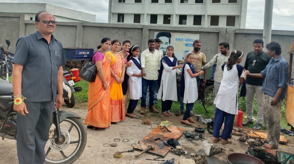 समाजासाठी विविध रूपात सेवा बजावणाऱ्या कष्टकऱ्यांसोबत रक्षाबंधन साजरा