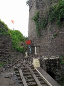 उदागीर बाबा समाधी दर्शनासाठी चा मार्ग बंद, तेलिन बुरुज कोसळला !