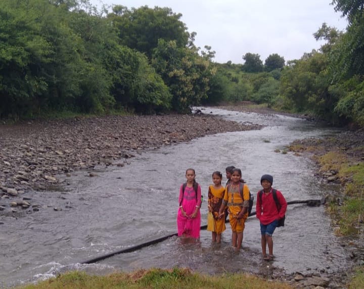 आडोळ तांडा येथे रस्ता नसल्याने लहान मुलांना शाळेत जाण्यासाठी करावी लागते कसरत