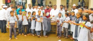 स्वातंत्र्य दिनानिमित्त महाराष्ट्र नवनिर्माण सेनेच्या वतीने शालेय साहित्यांचे वाटप