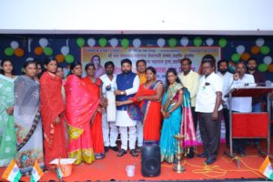 कौशल्य विकास मंचच्या वत्तीने खडू मशिन व पंच्याहत्तर महिलांना रेशनचे किट वाटप