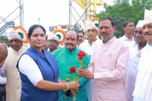 तिरंगा रॅलीसाठी उपस्थित मान्यवरांचा सम्राट मित्र मंडळातर्फे सत्कार