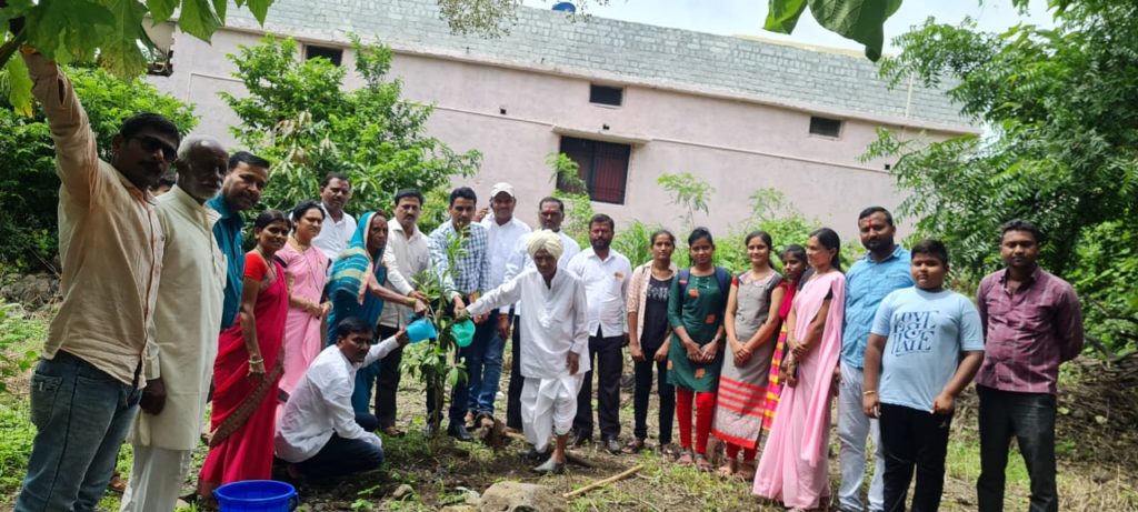 शिवाजी महाविद्यालयातर्फे विविध गावात वृक्षारोपण व श्रमदान