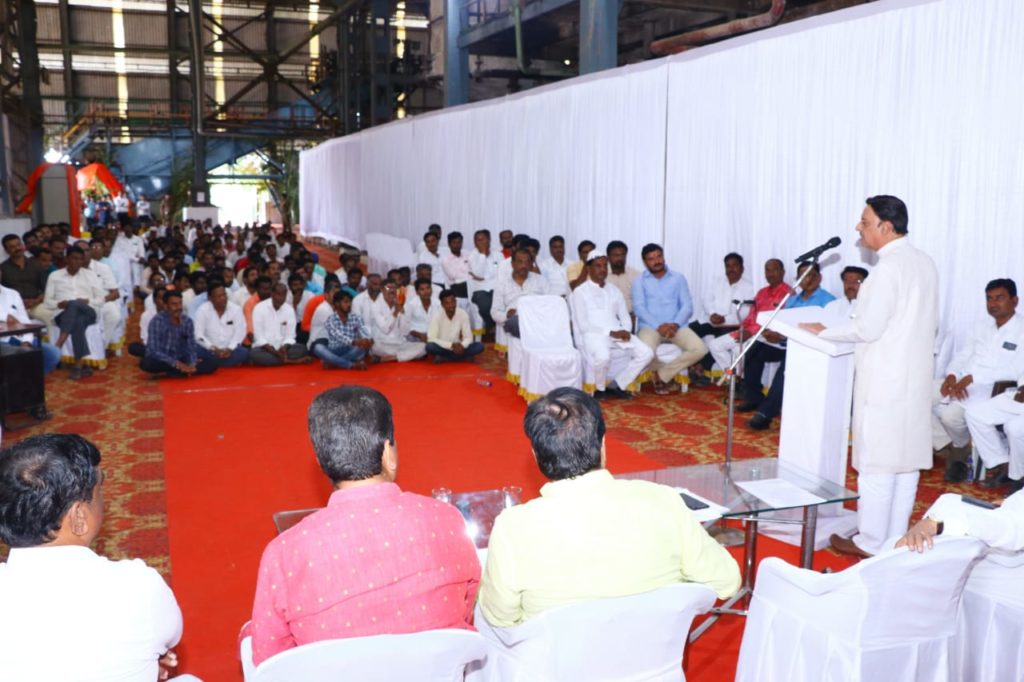 मारुती महाराज साखर कारखान्यात भविष्यात डीस्टलरी को जनरेशन प्रकल्प उभा राहील - माजी मंत्री दिलीपराव देशमुख