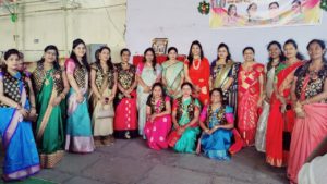 वासवीमाता व महिलासभे तर्फे मखर वाटप