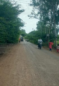 कासार सिरसी येथील हनुमान मंदिर ते ग्रामीण रुग्णालय रस्त्यावर रोज अपघात