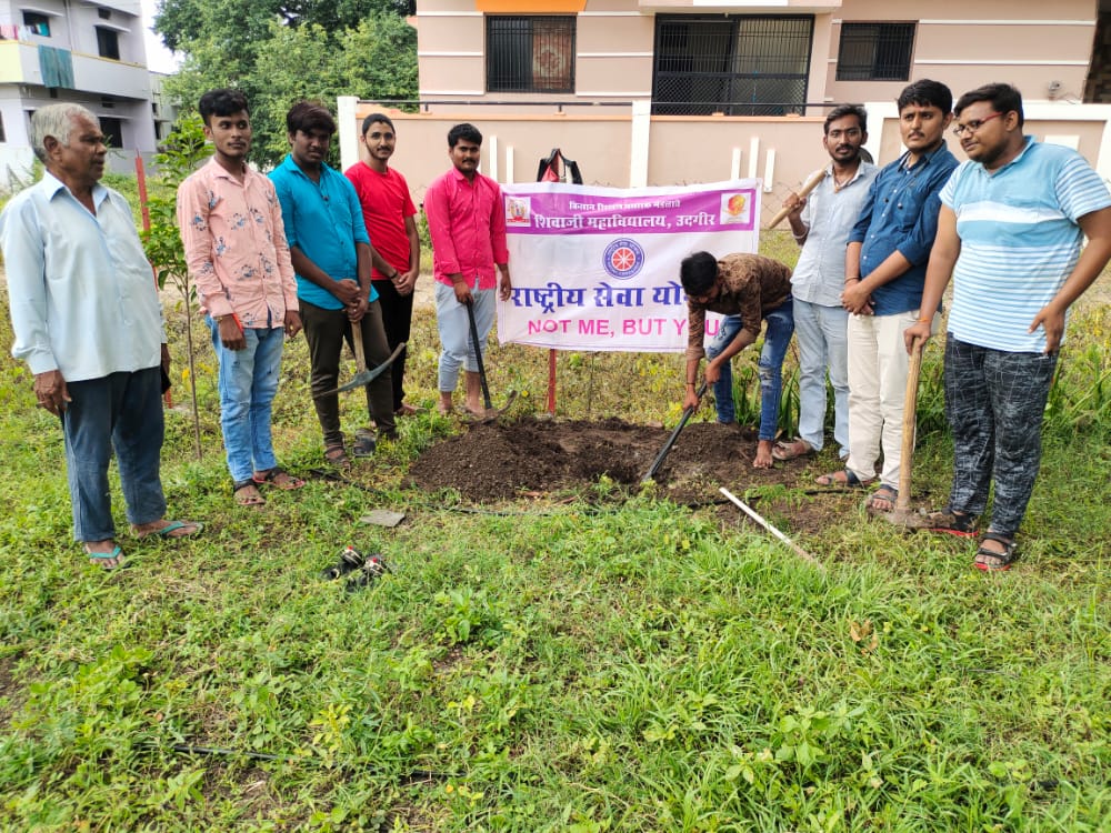 वृक्ष दान - दत्तक अभियान अंतर्गत स्वयंसेवकांचे श्रमदान