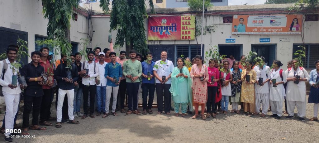 मातृभूमीने दिले विद्यार्थ्यांना वृक्ष दान-दत्तक