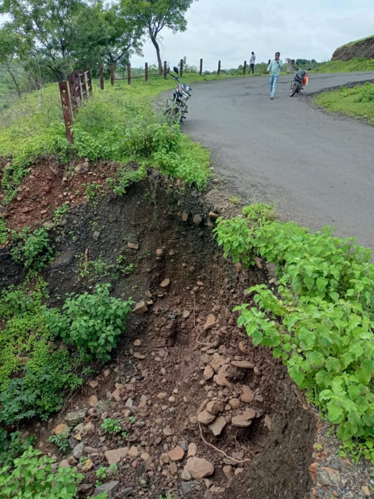 आवलकोंडा घाटात जीवघेणी खड्डा -आवलकोंडा-जळकोट मार्गाची वाहतूक बंद ; गाढव मोर्चा काढण्याचा इशारा