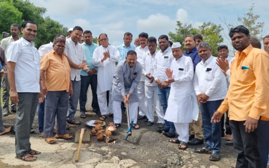 अहमदपूर ते काळेगाववाडी रस्त्यावरील पुलाच्या बांधकामाचे भूमिपुजन आमदार बाबासाहेब पाटील यांच्या हस्ते संपन्न!