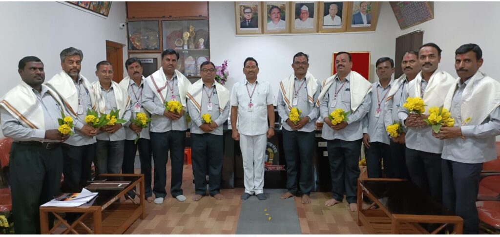 शिक्षक दिनानिमित्त महात्मा फुले महाविद्यालयात प्राध्यापकांचा सत्कार