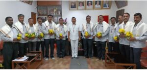 शिक्षक दिनानिमित्त महात्मा फुले महाविद्यालयात प्राध्यापकांचा सत्कार