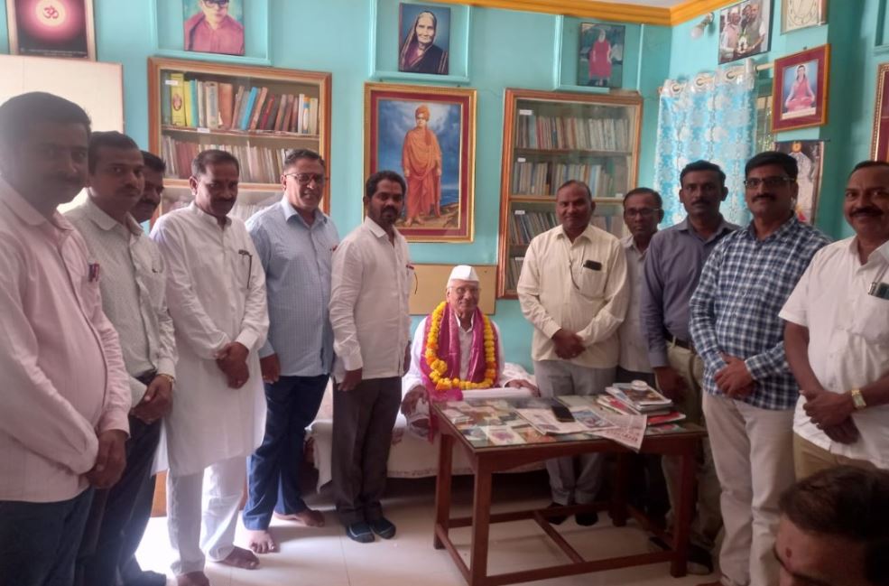 शिक्षकांनी जीवनभर ज्ञान घ्यावे व विद्यार्थ्यांना द्यावे - प्राचार्य व्ही व्ही गंपले