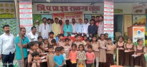 स्वराज्य सार्वजनिक गणेश मंडळाच्या वतीने शैक्षणिक साहित्याचे वाटप