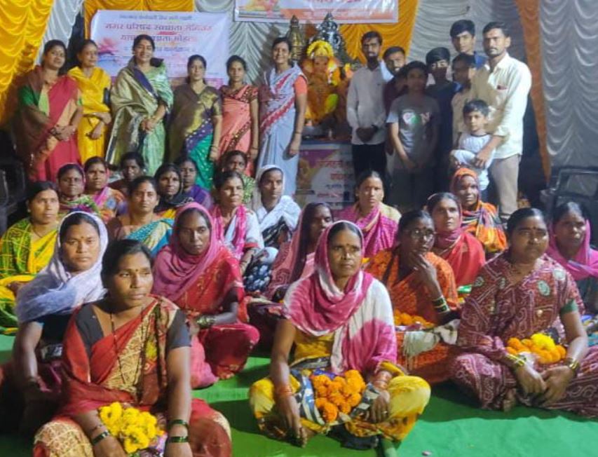 स्वच्छता सेविकांचा गौरी गणपती निमित्ताने साडी देऊन गौरव