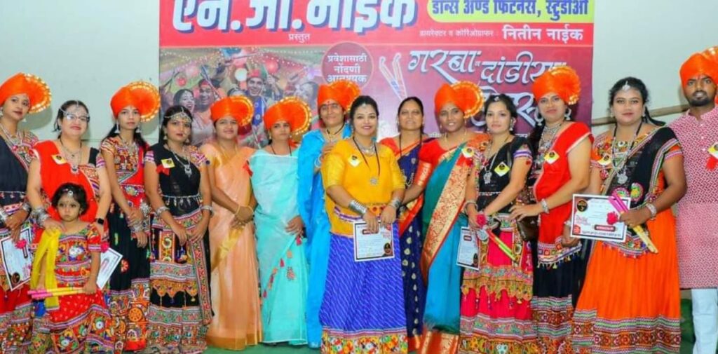 नवरात्रीच्या पार्श्वभूमीवर अहमदपूरला दांडिया महोत्सव : महिलांचा उत्स्फूर्त सहभाग