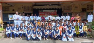 शिक्षक दिनानिमित्त विद्यार्थ्यांनी केला शिक्षकांचा सन्मान