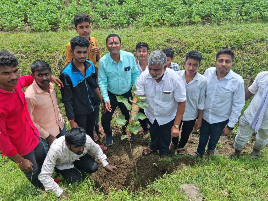 अमृतमहोत्सवा निमित्त अरसनाळ (महानगाव) येथे छत्रपती गणेश मंडळातर्फे पिंपळ लागवड